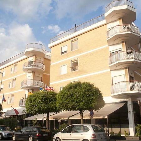 Residence Riva Gaia Terracina Luaran gambar